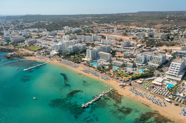 Plages et hôtels de la première ligne de la mer Méditerranée à Protaras Chypre vue aérienne