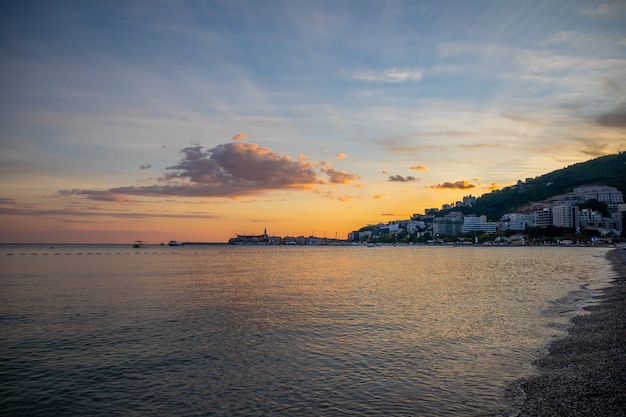 L'une des plages de la riviera de Budva au lever du soleil au Monténégro