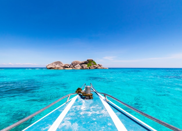 Les plages tropicales ont une eau bleue claire et chaude et un fond de ciel bleu ou des paysages aux îles Similan