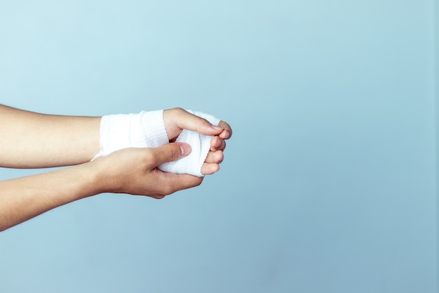 Photo plaies au poignet, pansements à la main, remède contre la douleur