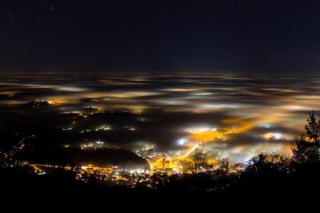 Plaine éclairée partiellement couverte par des lumières douces de brouillard Mont Grappa paysage italien