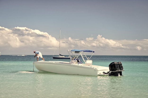 Plaisancier homme sur bateau à moteur sur l'eau à St John Antigua