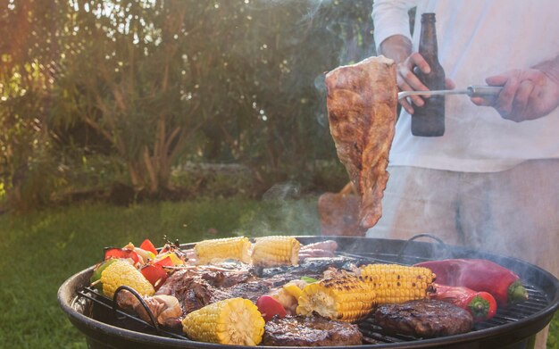 Plaisir D'été. Barbecue Pour Le Dîner D'été En Famille Dans La Cour Arrière De La Maison.