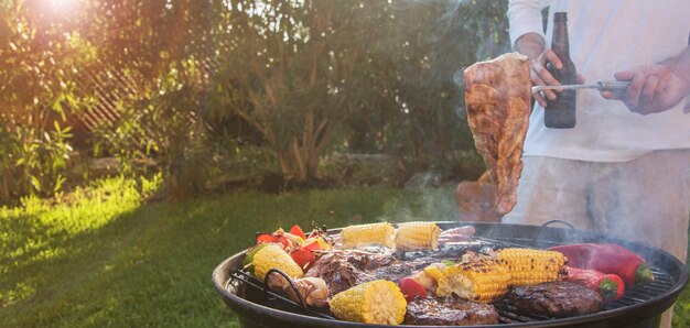 Plaisir d'été. Barbecue pour le dîner d'été en famille dans la cour arrière de la maison.