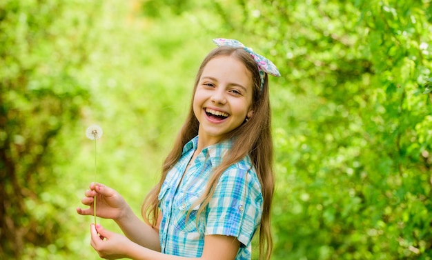 Plaisir d'été Croyances folkloriques sur le pissenlit Fille de style rustique faisant un vœu et soufflant sur le fond de la nature du pissenlit Pourquoi les gens souhaitent sur les pissenlits Célébrer l'été Le symbolisme complet du pissenlit