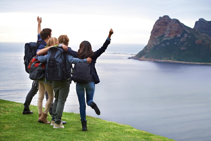 Photo plaisir et excitation des vacances un groupe de jeunes admirant la vue ensemble