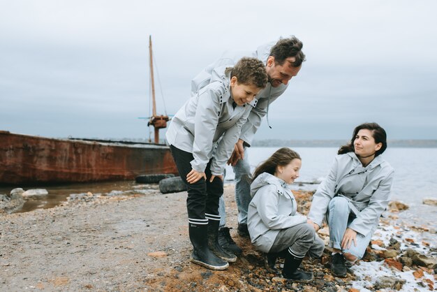 plaisir en famille près de la mer sur un fond de bateau