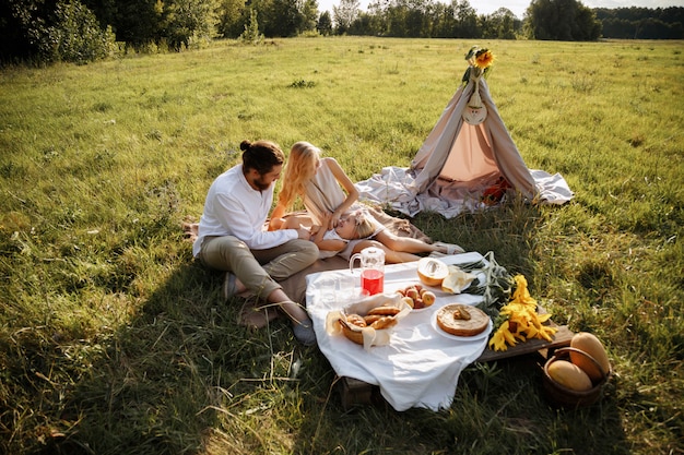 plaisir et joie en été. famille heureuse