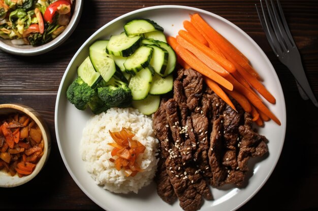 Plan aérien de riz au bœuf bulgogi et de légumes sur une assiette