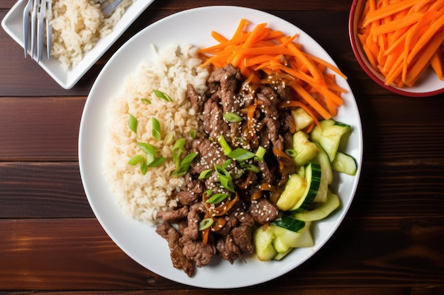 Plan aérien de riz au bœuf bulgogi et de légumes sur une assiette