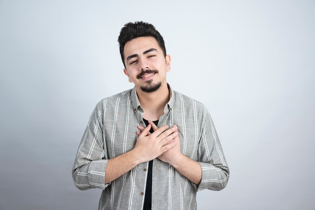 Plan d'un beau jeune homme à la barbe se sentant en paix.