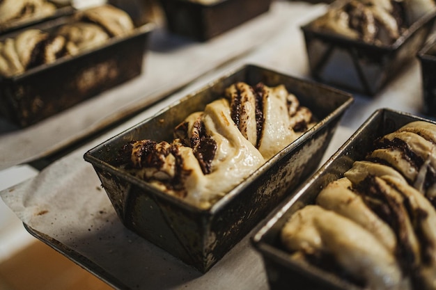 Plan de certains gâteaux babka au chocolat non cuits avant qu'ils ne soient cuits au four