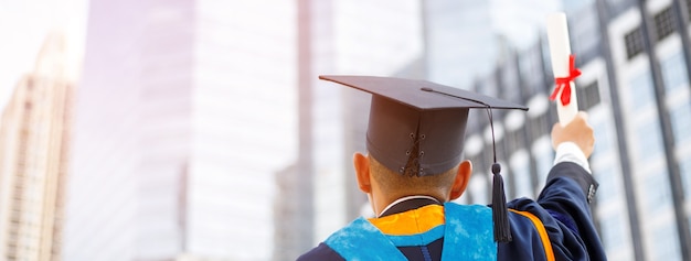 Plan de chapeaux de graduation pendant le début de réussite des diplômés de l'université, félicitations pour l'éducation au concept. Cérémonie de remise des diplômes, a félicité les diplômés de l'université.