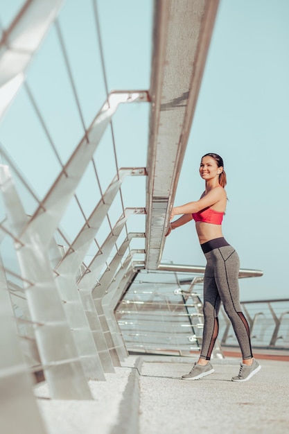 Plan complet d'une athlète féminine debout seule sur le pont