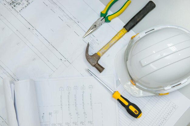 Plan de construction et outils d'ingénieur sur le bureau