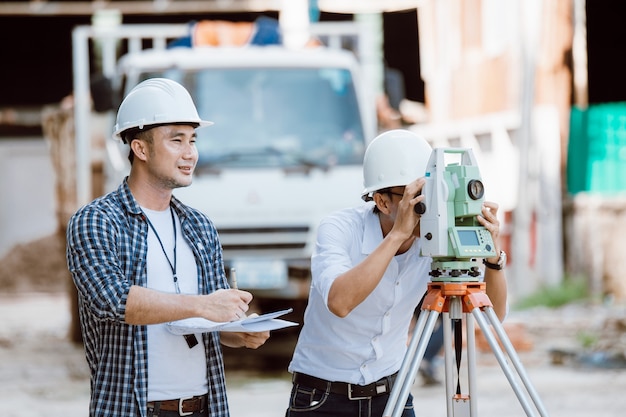 Plan De Contrôle De L'équipe Du Directeur De La Construction Et De L'ingénieur Sur Le Chantier. équipement De Transit De Théodolite. équipe D'ingénieurs. Travail Sur Chantier.