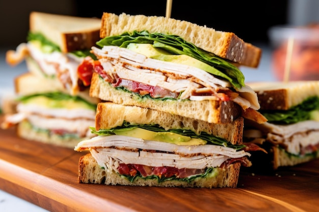 Plan en coupe d'un club sandwich à la dinde sur le levain