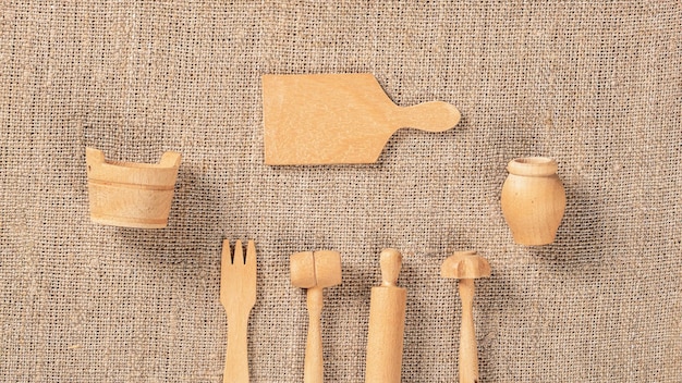 Plan de dessus d'ustensiles de cuisine en bois sur fond de texture de toile de jute