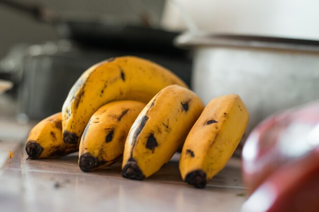 Plan détaillé d'un tas de bananes sur le comptoir de la cuisine