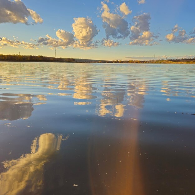 Un plan d'eau avec des nuages dans le ciel