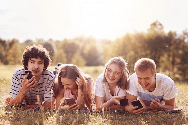 Plan extérieur d'amis ayant des expressions joyeuses