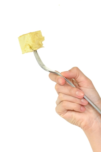Plan de face d'une main tenant une fourchette avec un morceau d'omelette espagnole, fond blanc avec espace de copie.