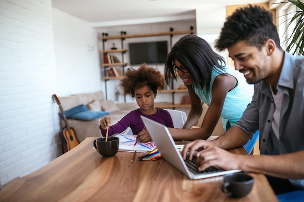 Plan d'une famille afro-américaine heureuse faisant des routines quotidiennes