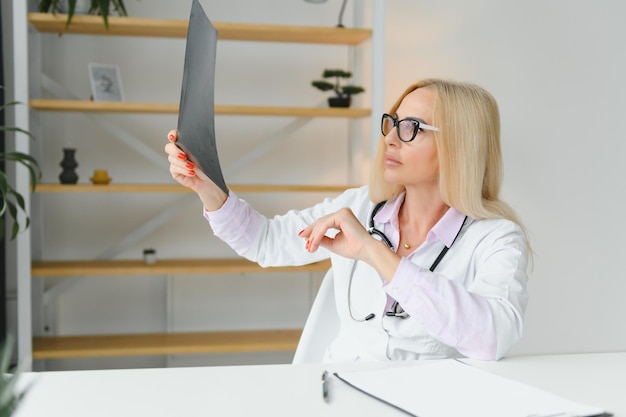 Plan D'une Femme Médecin Tenant Une Image Radiographique Et Analysant