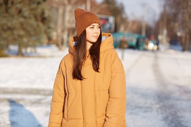 Plan d'une femme rêveuse focalisée sur la distance