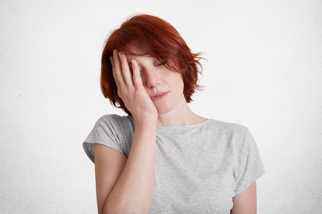 Plan horizontal de femme ennuyée fatiguée avec une coiffure courte