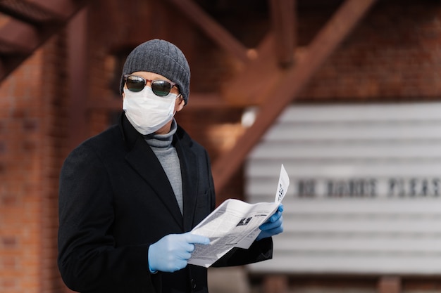 Plan horizontal d'un homme qui utilise des mesures préventives contre le virus pendant une pandémie de coronavirus