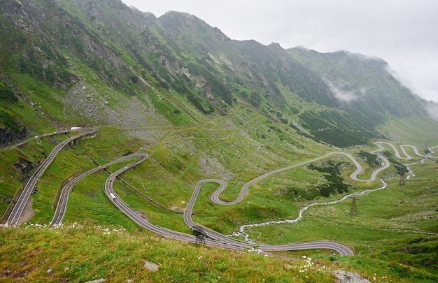 Plan horizontal de superbes paysages de montagne Transfagarasan road en Roumanie