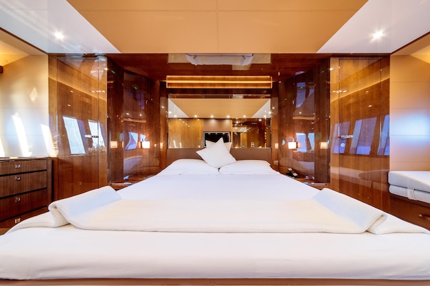 Plan intérieur d'une grande chambre dans le yacht