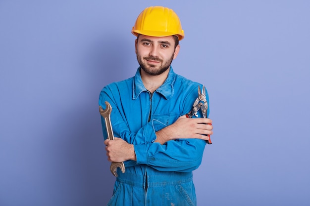 Plan intérieur d'un travailleur barbu regardant directement la caméra