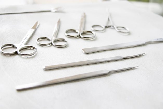 Plan isolé de certains instruments chirurgicaux en acier inoxydable sur fond blanc
