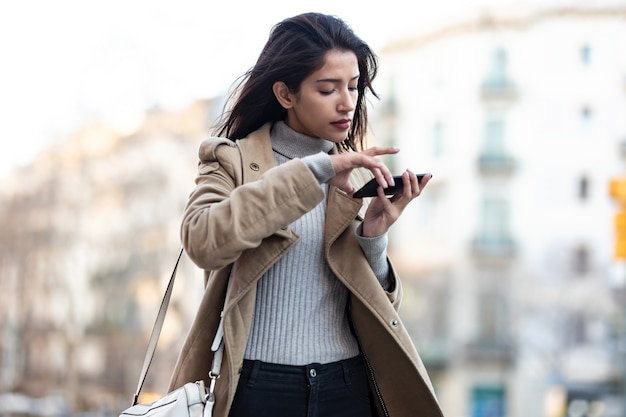 Plan d'une jolie jeune femme consultant la carte sur son téléphone portable en marchant dans la rue.