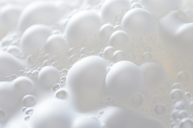 Plan macro sur une mousse de savon mettant en valeur ses bulles délicates et sa texture aérée