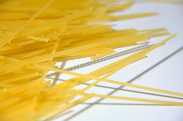 Plan macro sur des pâtes spaghetti sur fond blanc