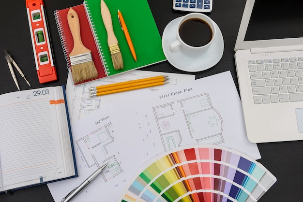 Plan de la maison, outils, palette de couleurs et café