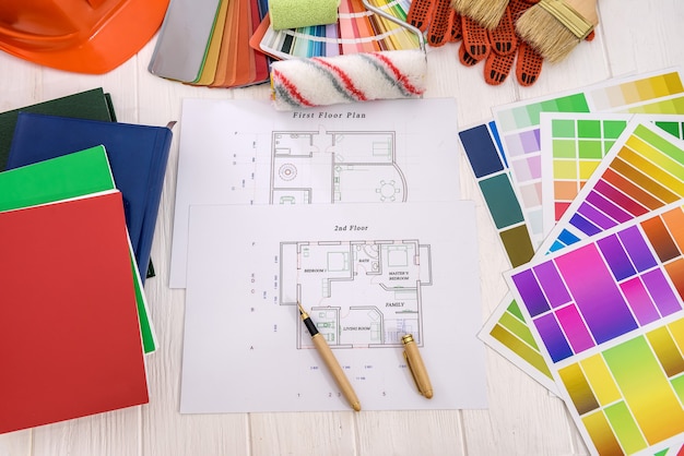 Plan de la maison avec palette de couleurs et outils de peinture