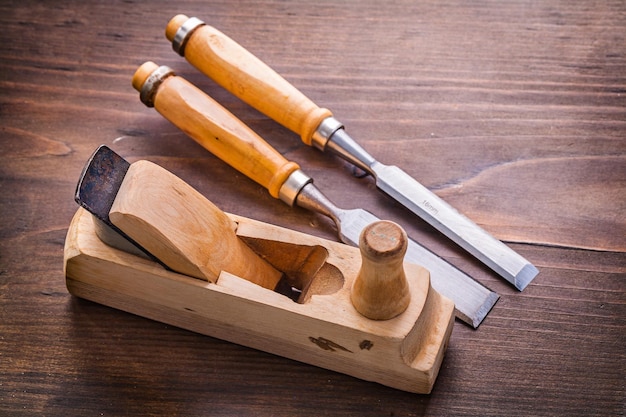 plan de menuisiers et ciseaux sur planche de bois vintage