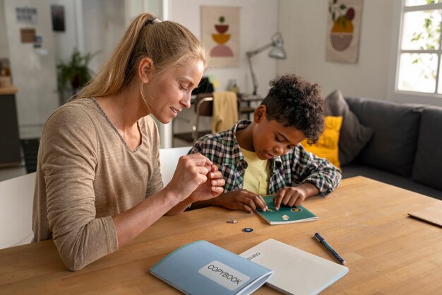 Photo plan moyen enfant et mère faisant des activités ensemble