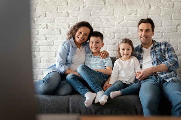 Photo plan moyen famille assis sur le canapé