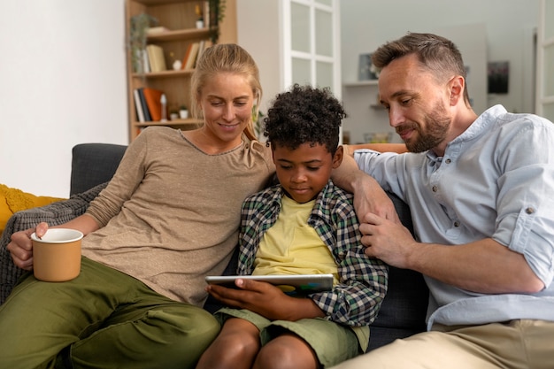 Plan moyen famille et enfant à la maison