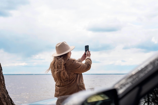 Plan moyen femme prenant des photos