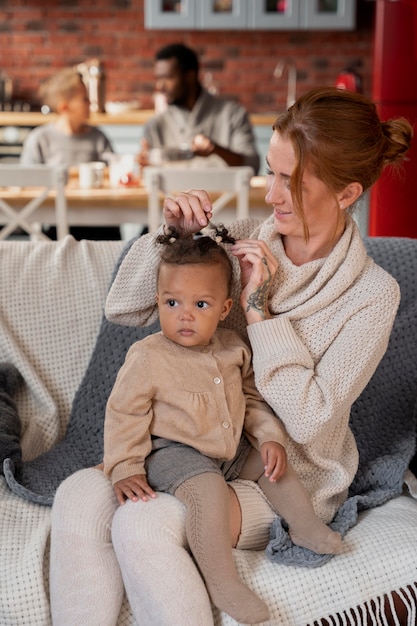 Plan moyen mère avec enfant sur canapé