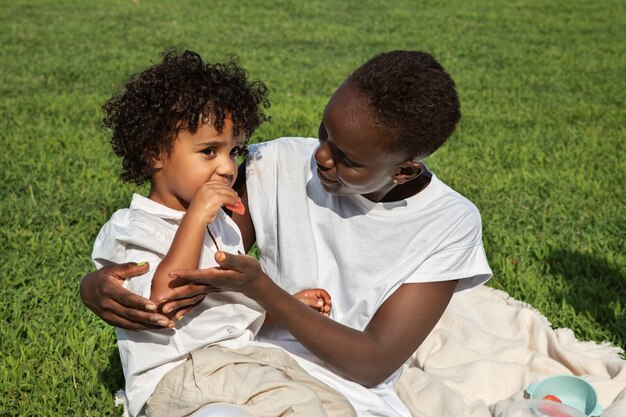 Photo plan moyen mère tenant enfant