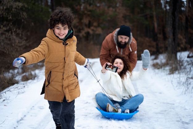 Photo plan moyen parents et enfant s'amusant