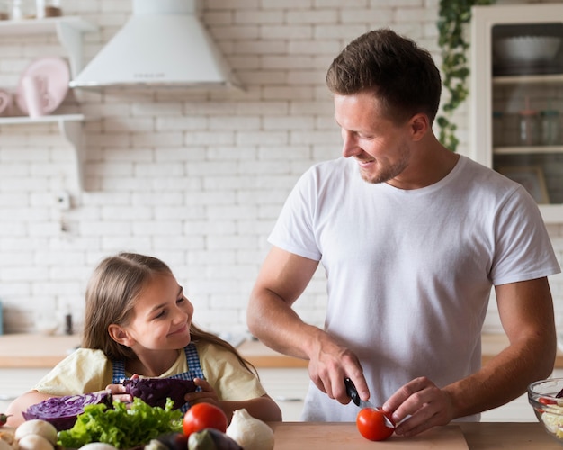 Plan moyen père et fille cuisine