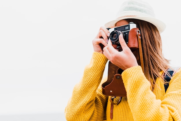 Plan moyen d'un voyageur prenant une photo